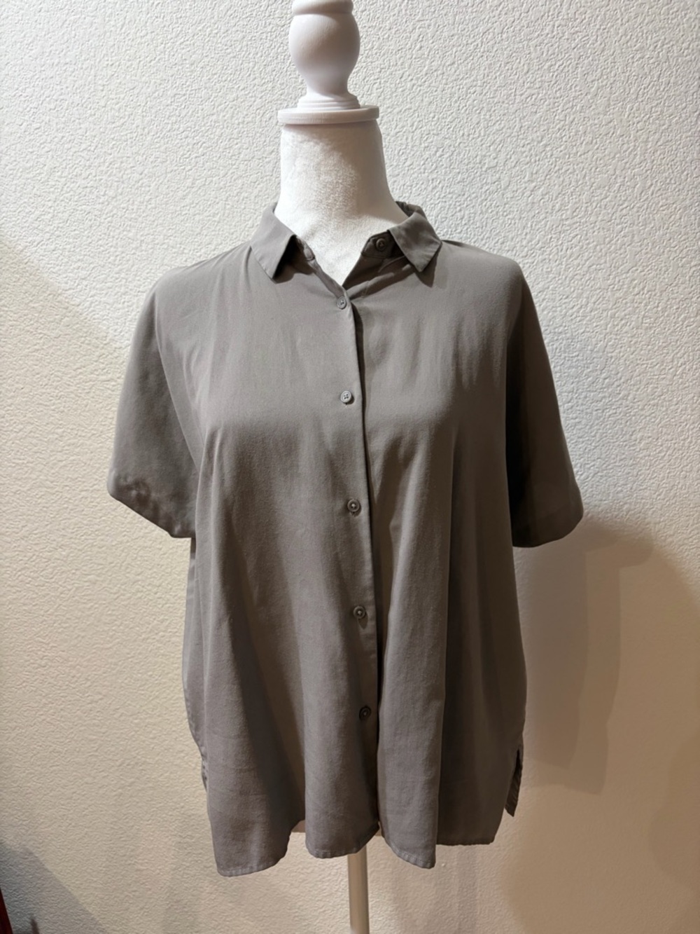 Uniqlo Short-Sleeve Button Front Shirt in Taupe Gray